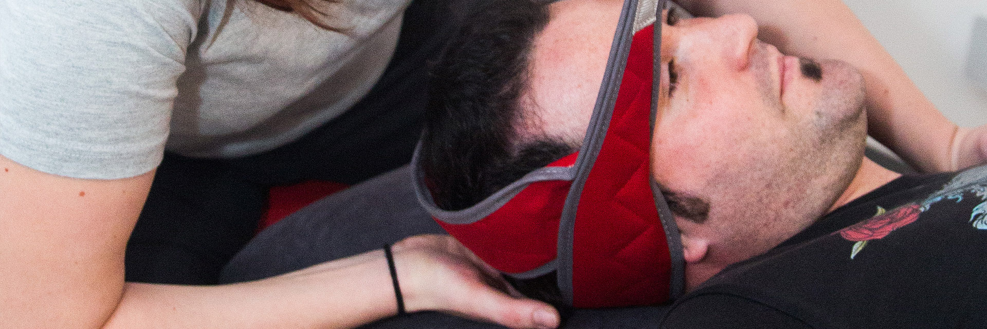 Behandlung am Schlingentisch, der Kopf ist in einer roten Schlinge gelagert